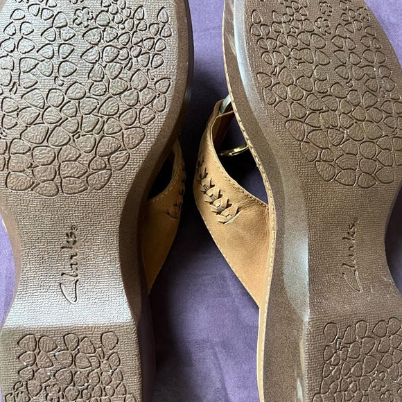 Clarks  sandals, tan leather with silver & bronze ring.    size 8 1/2M - Picture 4 of 6